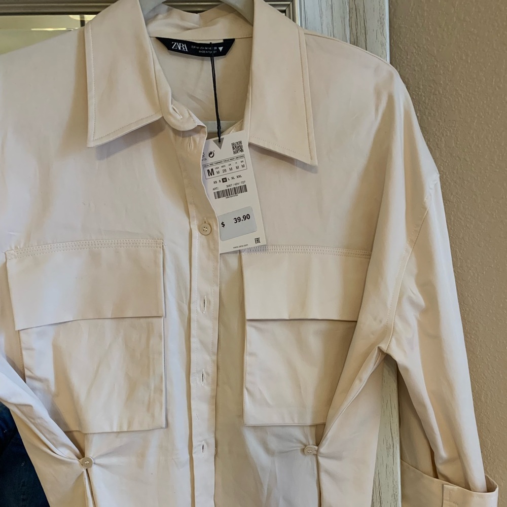 NWT NEVER WORN ZARA BUTTON DOWN CREAM TOP WITH POCKETS SIZE MEDIUM